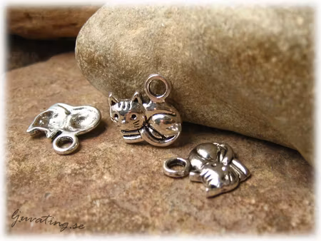 Berlock hopkurrad katt i silverfärgad metall ca 13x13 mm