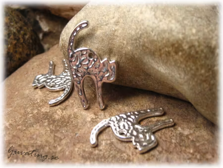 Berlock/hänge stående katt i silverfärgad metall ca 26x15 mm