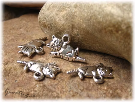 Berlock liggande katt i silverfärgad metall ca 10x19 mm