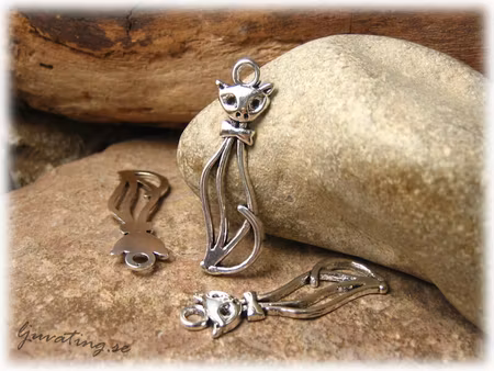 Berlock/hänge sittande ståtlig katt i silverfärgad metall ca 33x12 mm