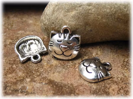 Berlock katthuvud i silverfärgad metall ca 14x13 mm