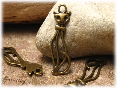 Berlock/hänge sittande ståtlig katt i bronsfärgad metall ca 33x12 mm