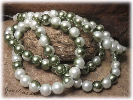 1 sträng vaxad rund 2 färgad grön/vit glaspärla ca 8 mm