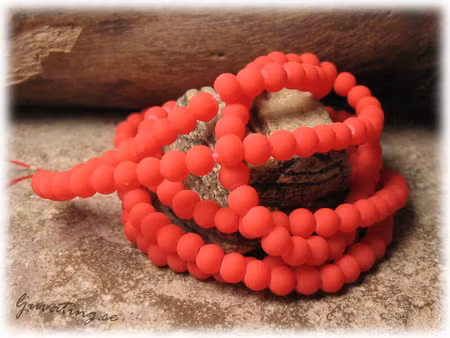 1 sträng neonröd glaspärla gummiöverdrag ca 4 mm