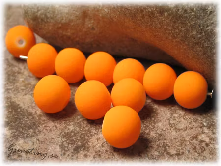 1 sträng neonorange glaspärla m gummiöverdrag ca 8 mm