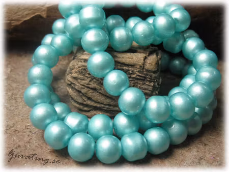 1 sträng ljusblå lackad/vaxad rund glaspärla ca 8 mm