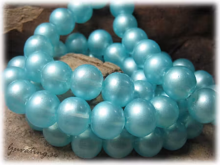 1 sträng vaxad rund ljusblå transparent glaspärla ca 12 mm