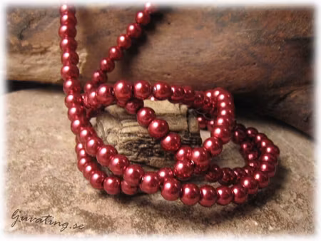 1 sträng glaspärlor rund vaxad/lackad mörkröda ca 6 mm