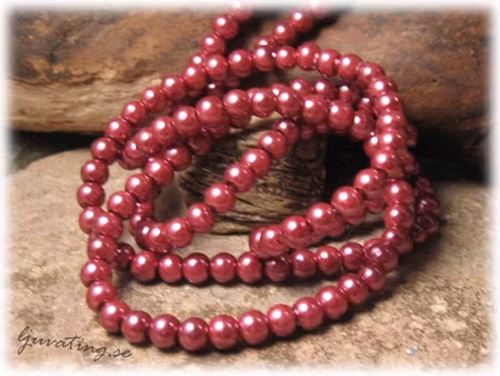 1 sträng glaspärlor rund vaxad/lackad mörk gammelrosa ca 6 mm