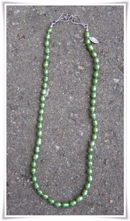 Halsband med sötvattenspärlor (106)