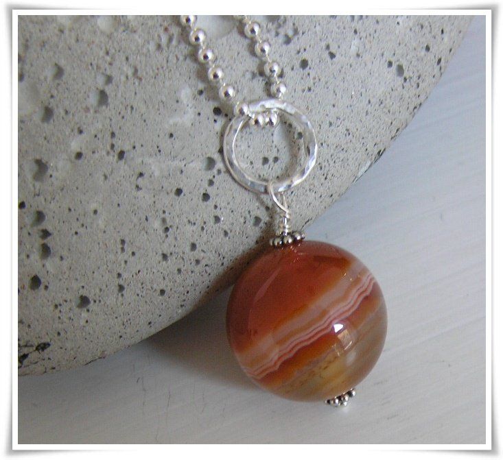Berlock med  röd brasiliansk sardonyx (123)