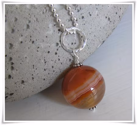 Berlock med  röd brasiliansk sardonyx (123)