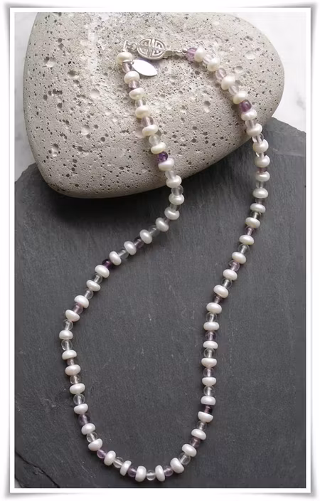 Halsband med sötvattenspärlor och fluoriter (178)
