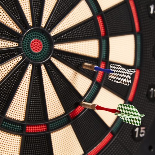 Darttavla elektronisk i dartskåp med dartpilar