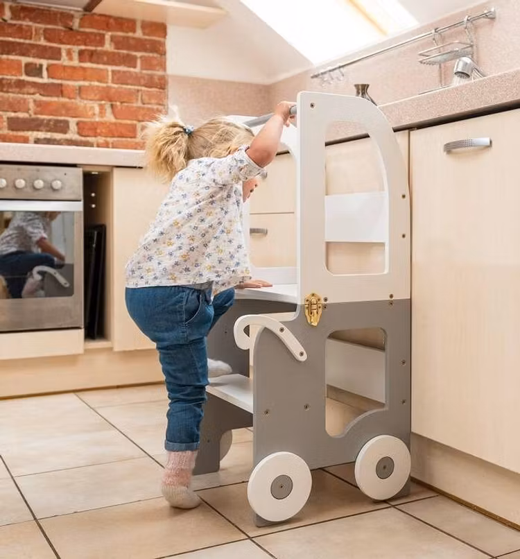 Kökspall för småbarn / bord och pall allt i ett