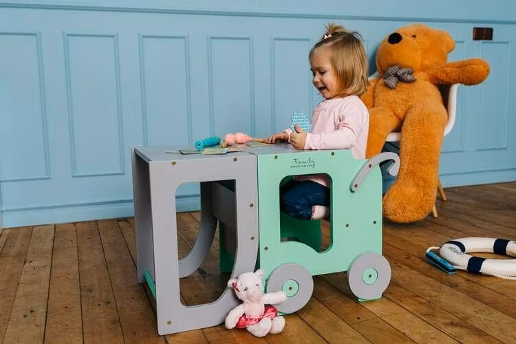 Kökspall för småbarn / bord och pall allt i ett