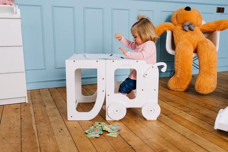 Kökspall för småbarn / bord och pall allt i ett