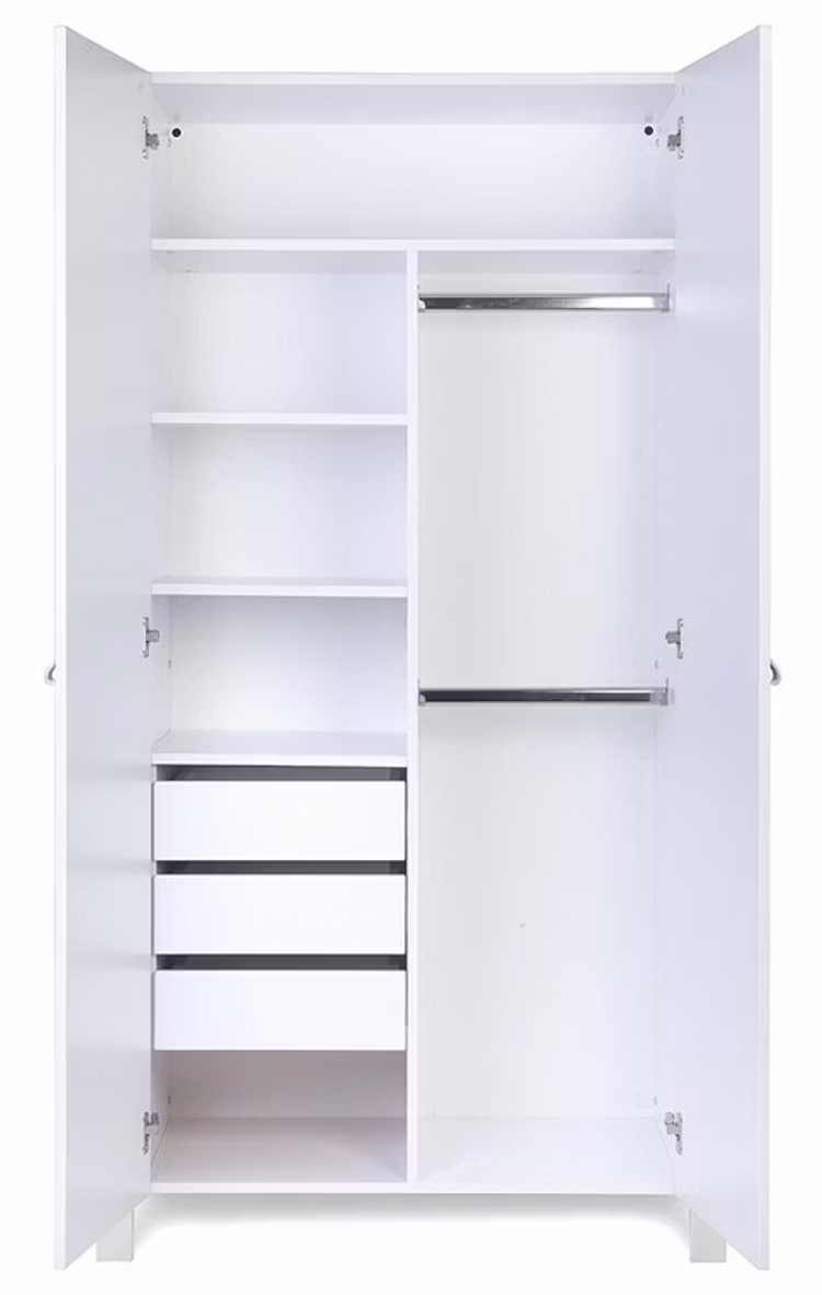 Spjälsäng och garderob och byrå.SKYGREY . Se bilder