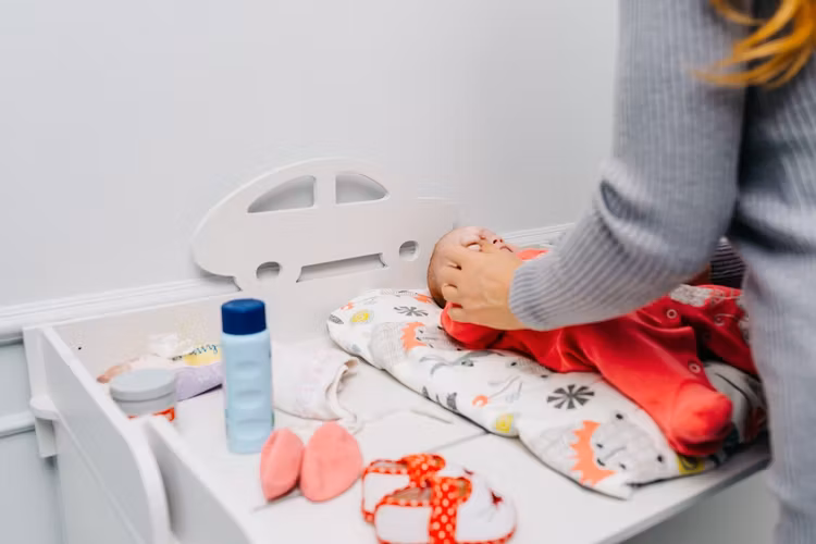 Skötbordsskiva till byrå