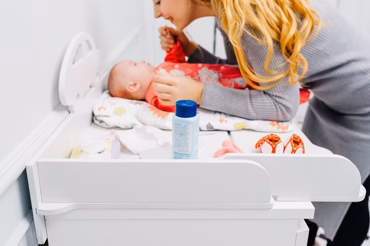 Skötbordsskiva till byrå