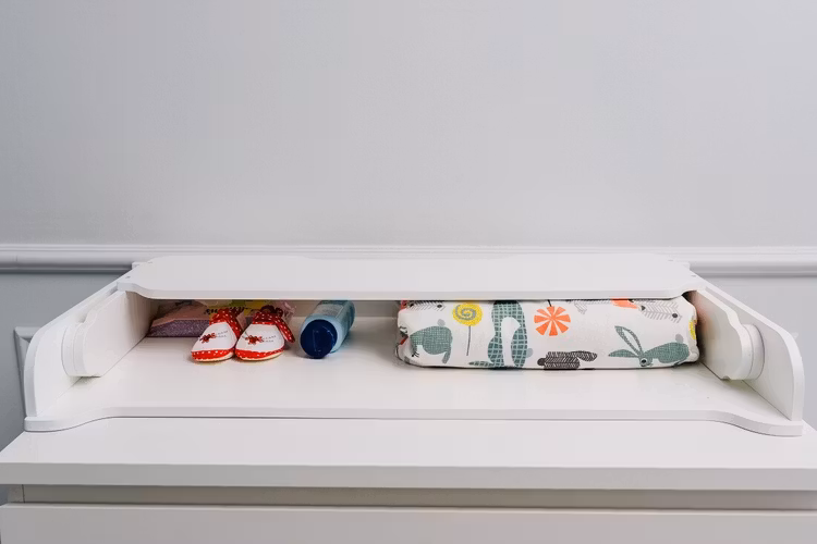 Skötbordsskiva till byrå