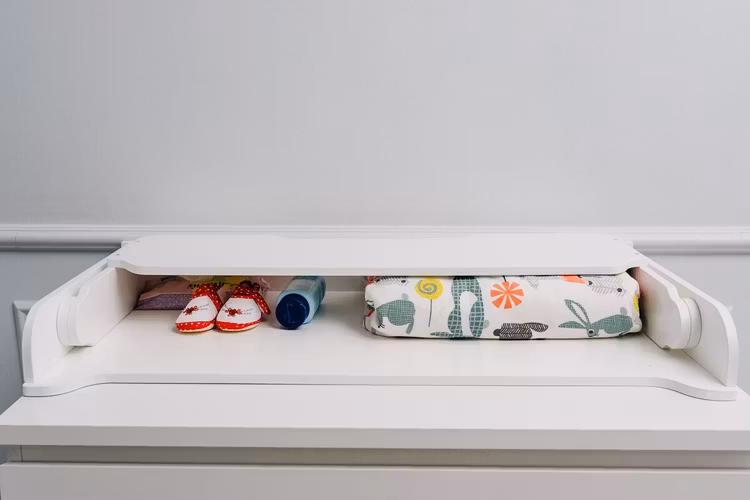 Skötbordsskiva till byrå