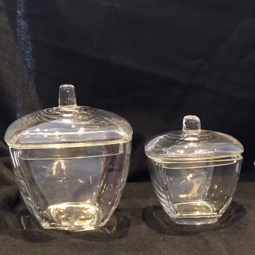 Fyrkantiga glasskålar med lock.