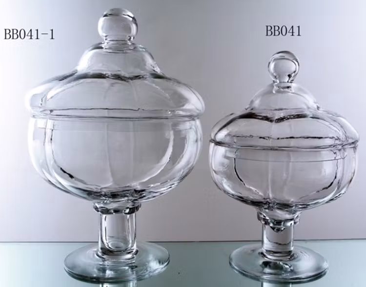 Stora glasskålar på fot med lock.