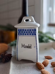 Vintage burk med lock Mandel