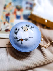 Ask med lock Celeste, Royal Copenhagen av Ellen Malmer