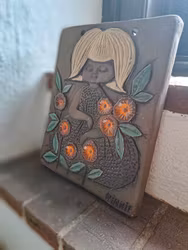 Keramiktavla av konstnären Ninnie Forsgren