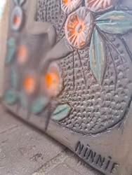 Keramiktavla av konstnären Ninnie Forsgren