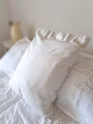 Kuddfodral med monogram och spets
