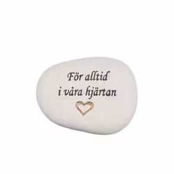 Natursten med texten "För alltid i våra hjärtan"