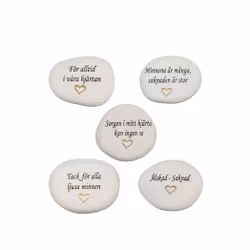 Natursten med texten "För alltid i våra hjärtan"