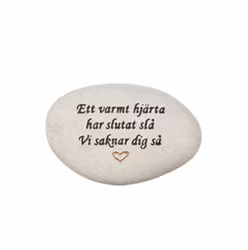 Natursten med texten "Ett varmt hjärta har slutat slå Vi saknar dig så"
