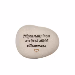 Natursten med texten "Någonstans inom oss är vi alltid tillsammans"
