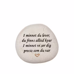Natursten med texten "I minnet du lever du finns alltid kvar..."