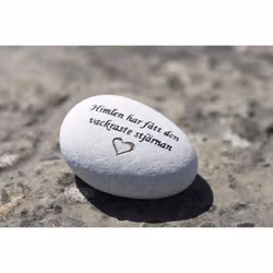 Natursten med texten "Himlen har fått den vackraste stjärnan"