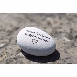 Natursten med texten "Himlen har fått den vackraste stjärnan"