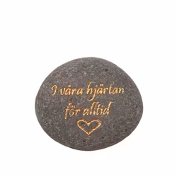 Natursten Grå med texten "I våra hjärtan för alltid"