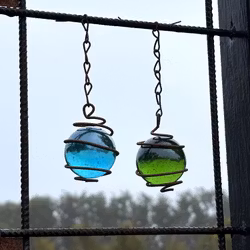 Hängande glaskula blå, dekoration till armeringsnät