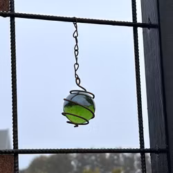 Hängande glaskula grön, dekoration till armeringsnät