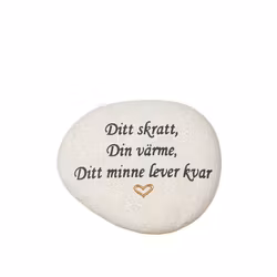 Natursten med texten "Ditt skratt, din värme Ditt minne lever kvar"