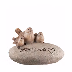 Tre fåglar på en sten brun