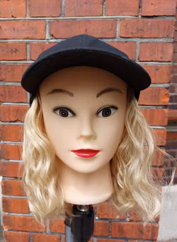 Keps med hår Blond Lockigt