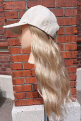 Keps med hår långt blond lockig