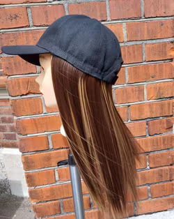 Keps med hår Brunt/Lite blont slingat Rakt