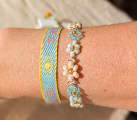 Blomsterarmbånd i pastell Sølv