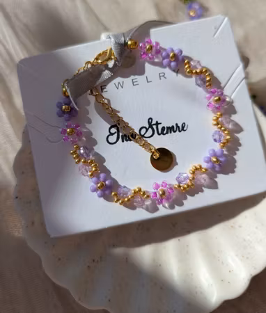 Armbånd Viola  Lilla blomsterarmbånd med krystallperler